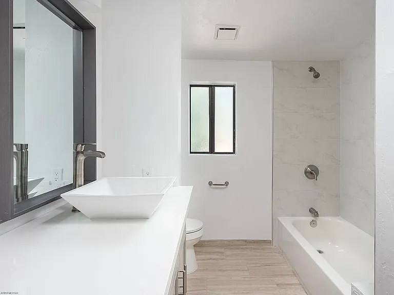502 W 17th St — Photo 31