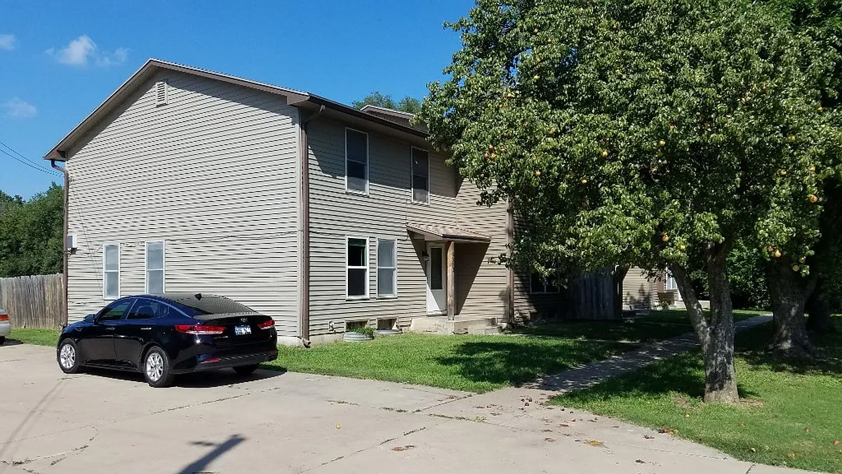 Building Photo - 8510 W Maple St #C