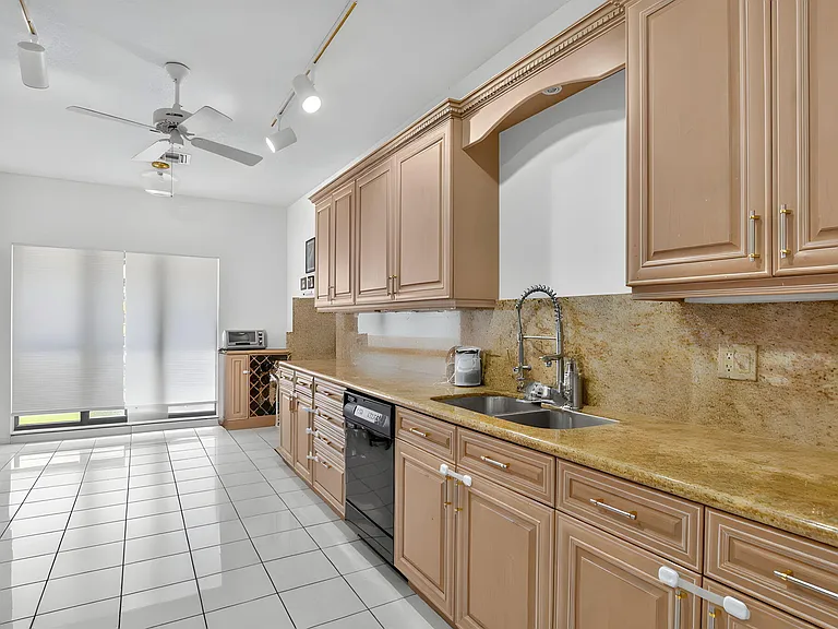 7690 Solimar Cir — Photo 9