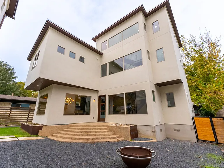 716 Post Oak St — Photo 1