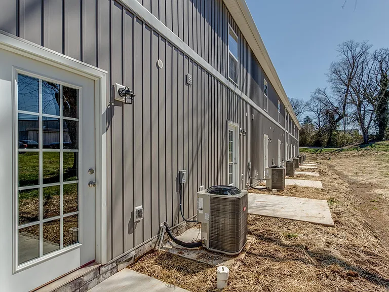 313 N Diagonal St — Photo 27