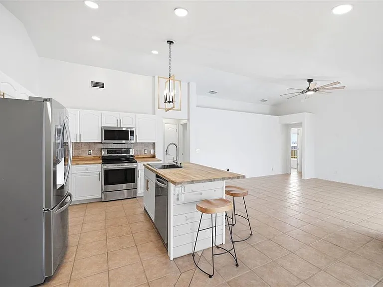 2210 Towering Oaks Cir — Photo 16