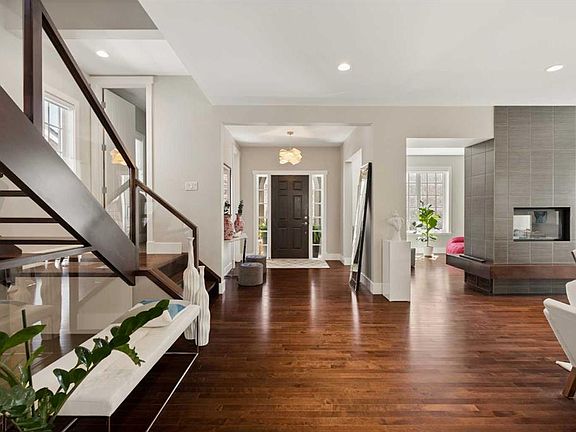 3rd image of 51 SE Hong Kong Rd SW