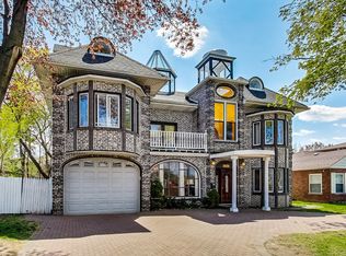 2755 Dempster St, Park Ridge, IL 60068