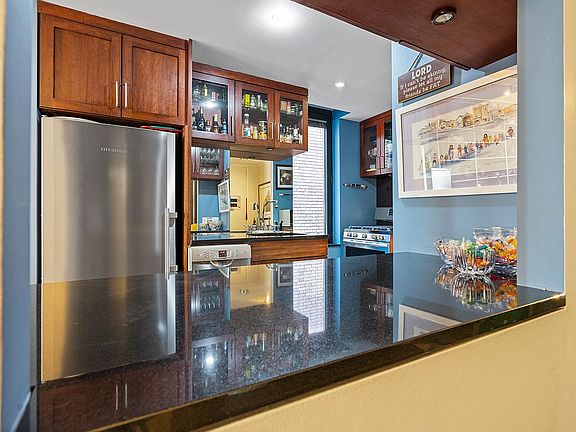 2nd image of 215 W 95th St APT 6M