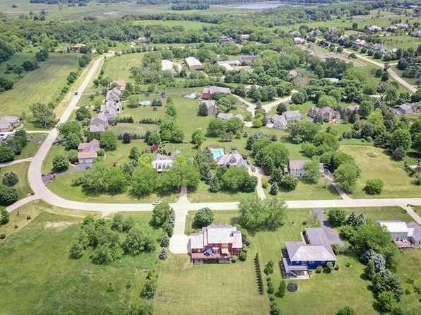 8766 Country Shire Ln, Spring Grove, IL 60081
