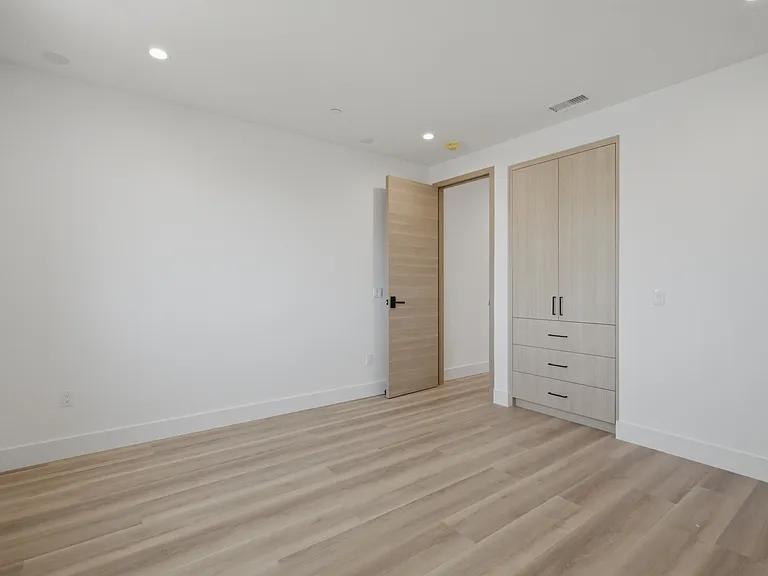 5821 Kester Ave — Photo 10