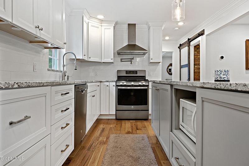 5th image of 23 Pine Valley Drive
