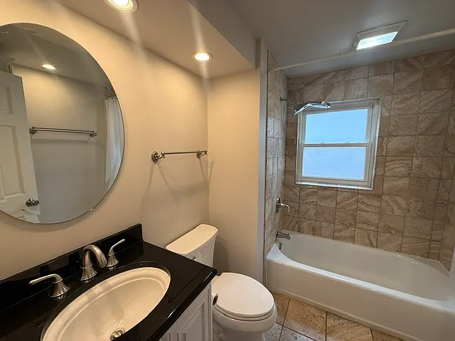 611 E Davis St — Photo 10