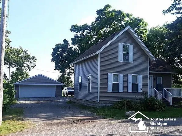 6908 Chester St, South Rockwood, MI 48179