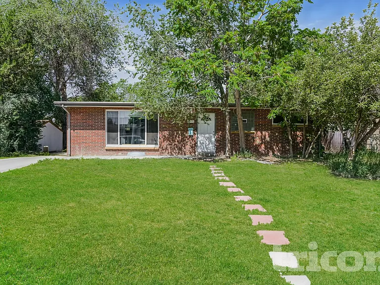 1377 S Chase St — Photo 1