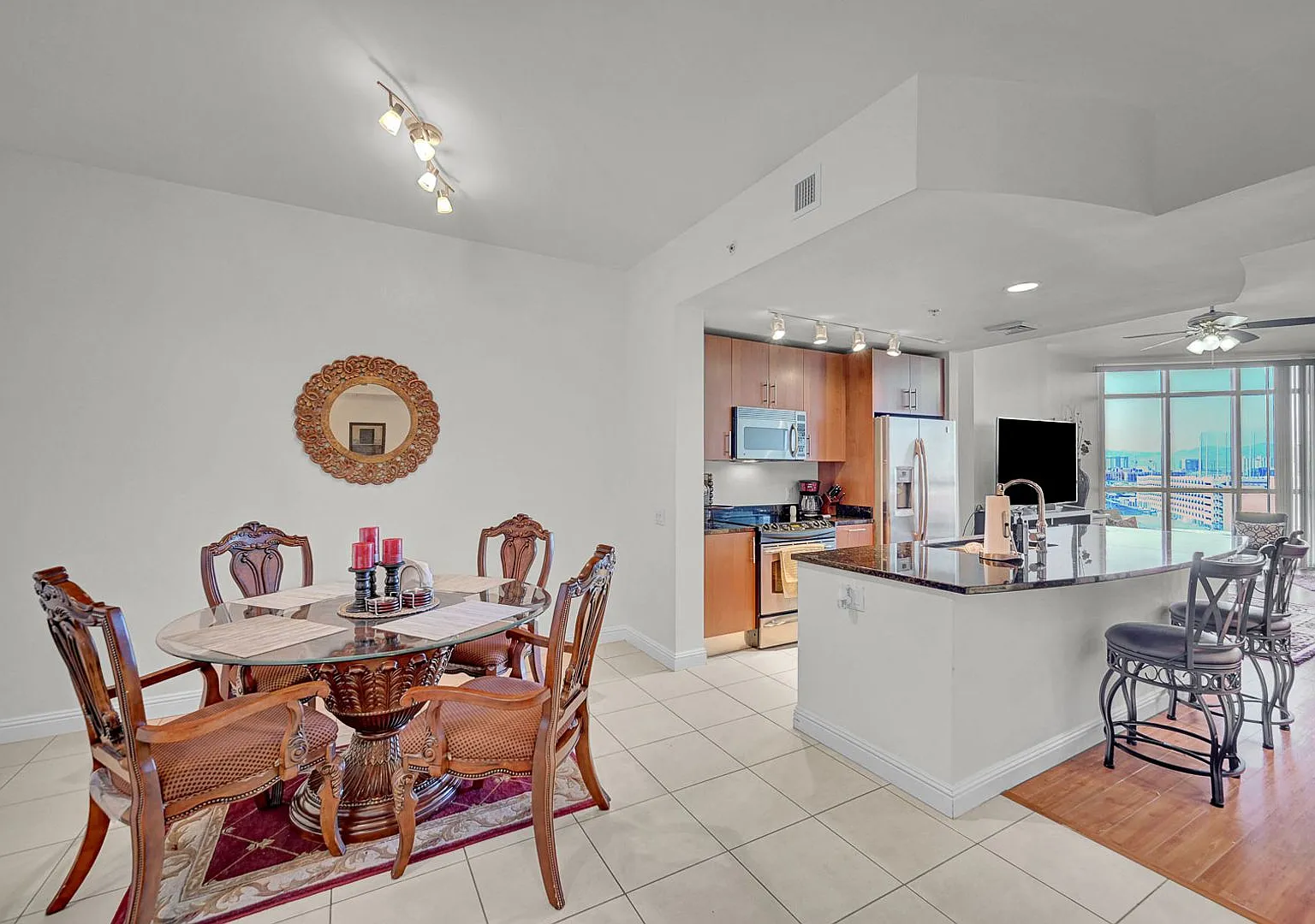 1 Bedroom fully furnished high-rise condo! — Photo 2