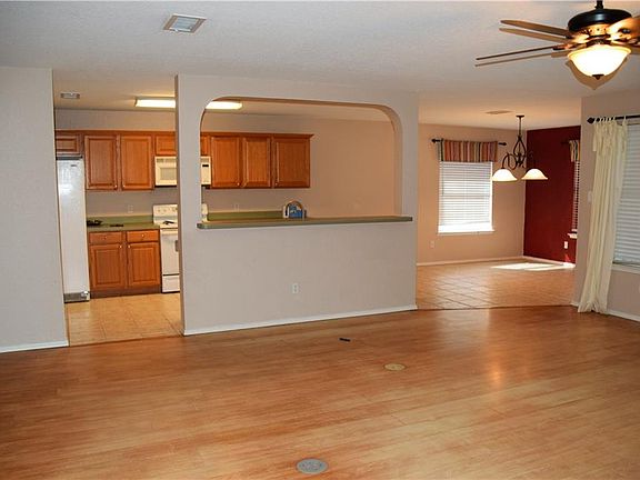 5th image of 309 Angela Dr