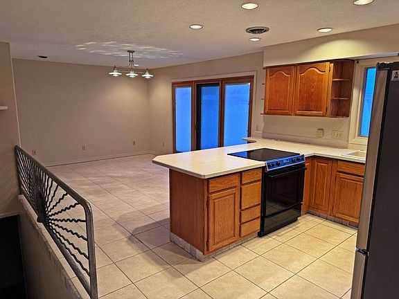3rd image of 621 Luther Cir