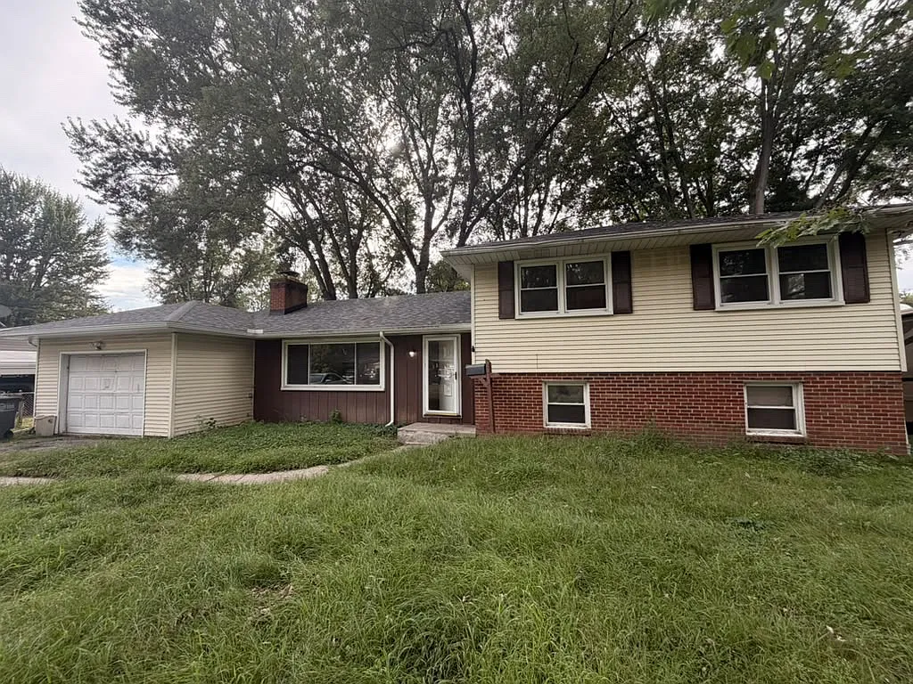 3 bed, 1.5 bath, 1920 sqft, $1,800 — Photo 1