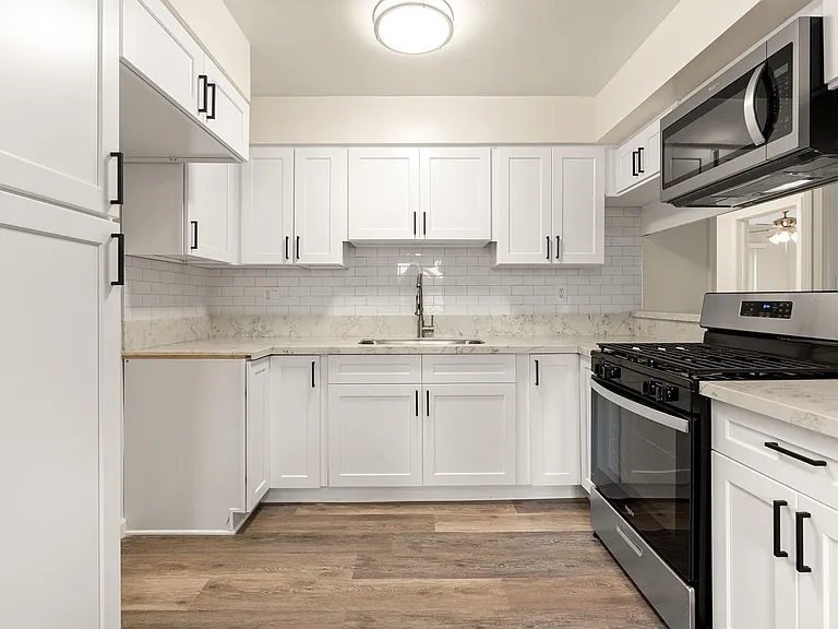 Downey Court Apartments — Photo 12