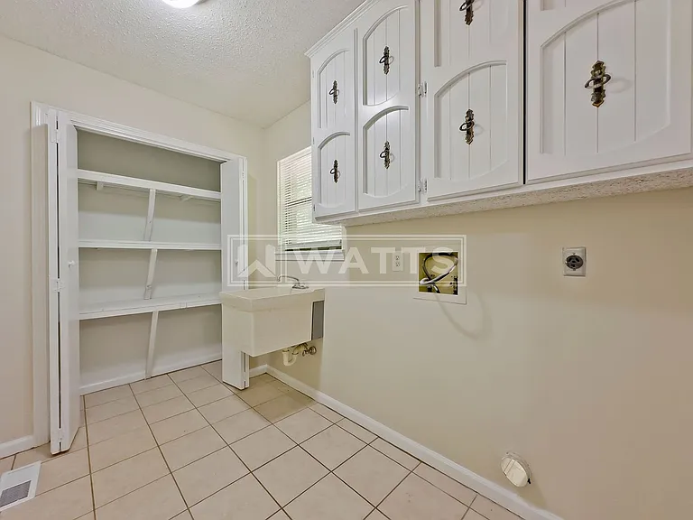 1036 Rose Hill Cir — Photo 8