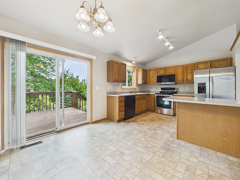 2505 N Vincent Ave — Photo 3