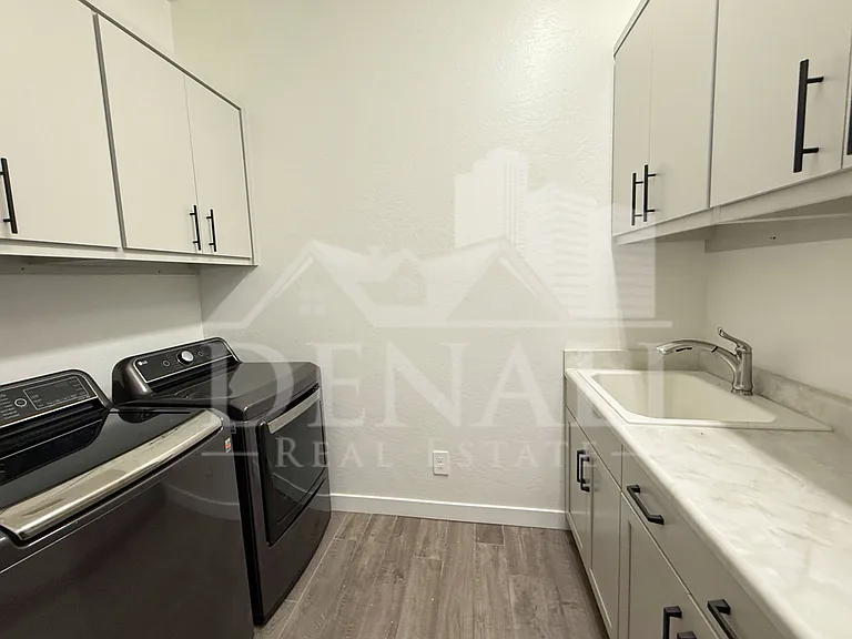 1447 E Flower St — Photo 29