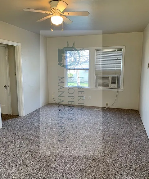 317 W Locust St — Photo 2