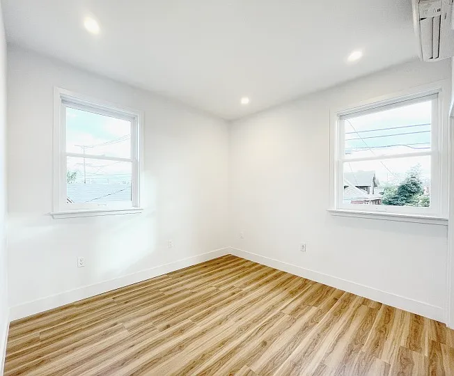 1325 W 24th St — Photo 34