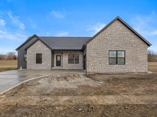 702 N Beacon Hill Cir, Urbana, IL 61802