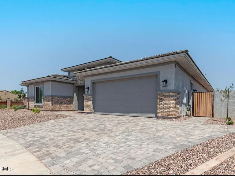 880 W Flamingo Dr — Photo 1