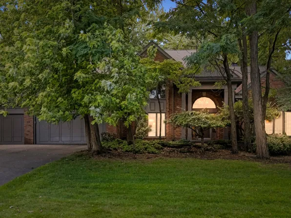 4730 Mirror Lake Dr, West Bloomfield, MI 48323