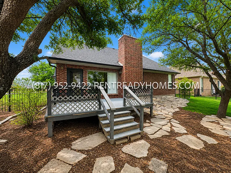 4901 Lakeside Dr — Photo 2