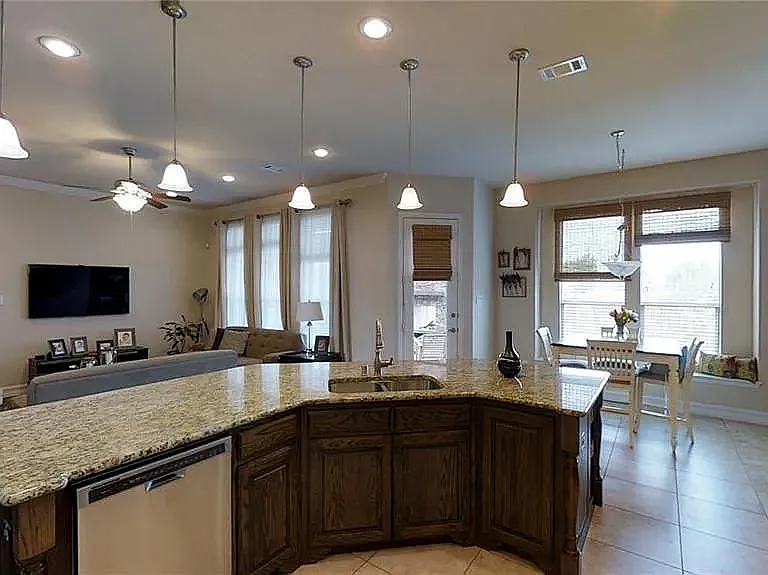 2537 Roseville Dr — Photo 7