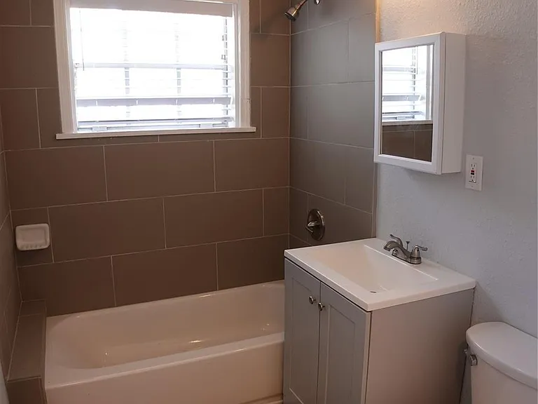 3320 Blodgett St — Photo 8