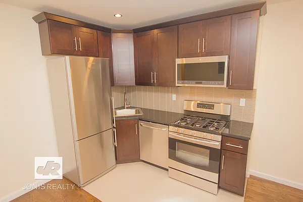 Rented by Jonis Realty | media 28