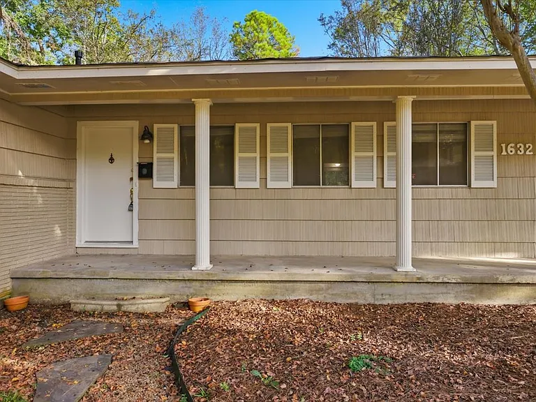 1632 Winchester St — Photo 3