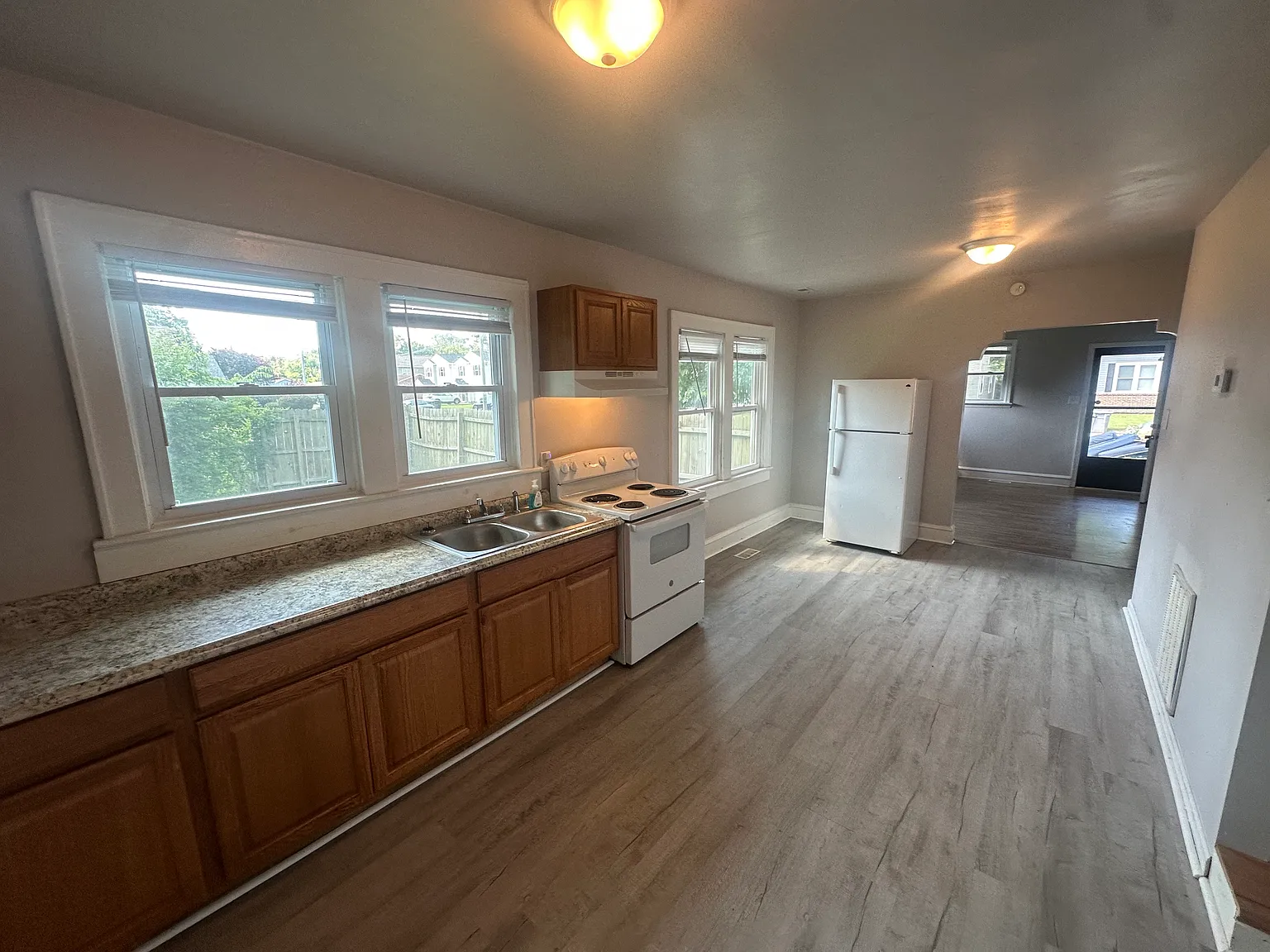 6 bed, 1950 sqft, $2,185 — Photo 3
