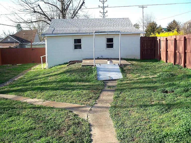 128 E Pine St — Photo 3
