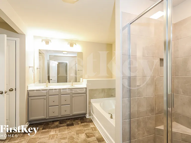 3628 Moon Crest Dr — Photo 8