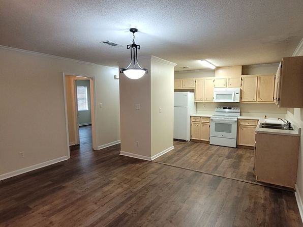 104B Embleton Ct