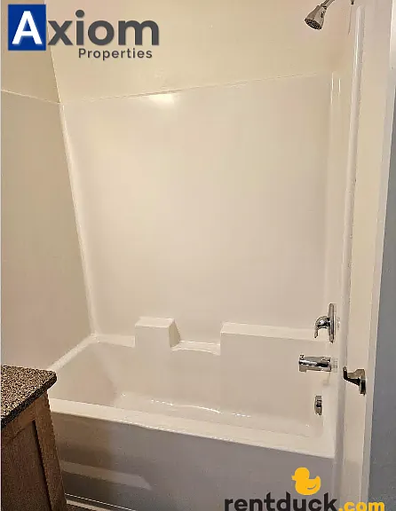 Beautiful 3 bedroom 1 bathroom apartment available now! — Photo 16