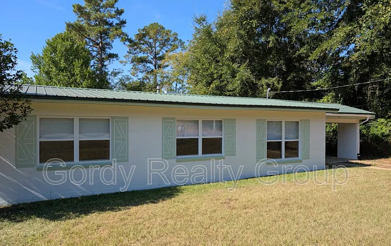 3 bed, 1.0 bath, 1182 sqft, $1,245 — Photo 1