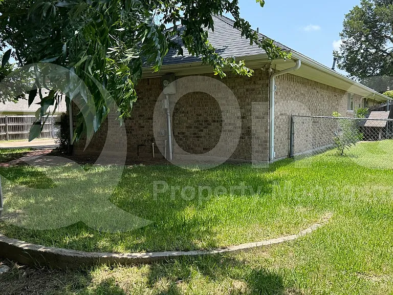 1114 Valerie Dr — Photo 20