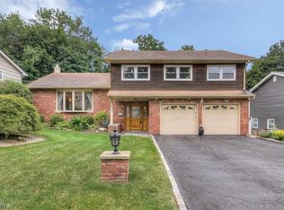 18 Condit Ct, Roseland, NJ 07068
