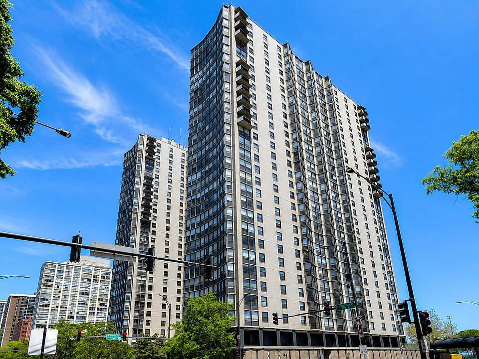 5701 N Sheridan Rd #16N