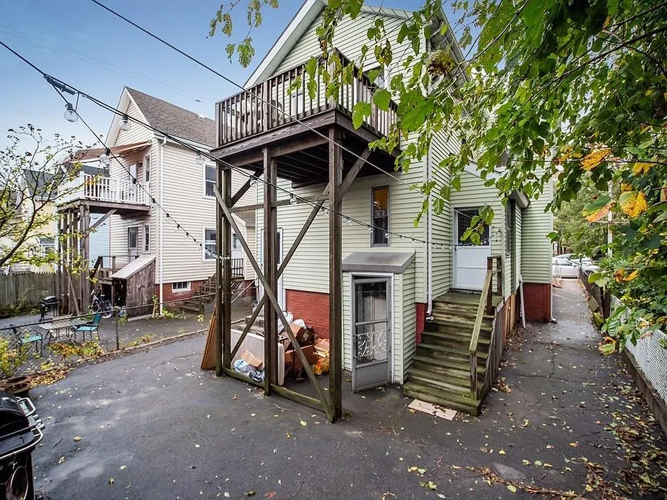 11 Eliot St