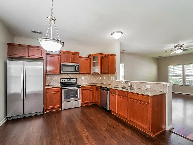 1040 Joselynn Dr — Photo 8