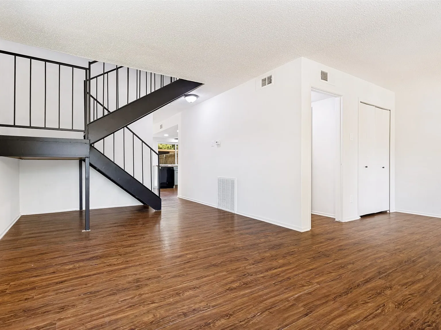 3 bed, 3.0 bath, 1656 sqft, $2,000 — Photo 4