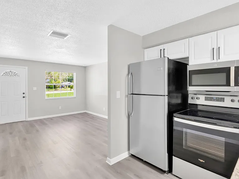 1352 Tioga Ave — Photo 3