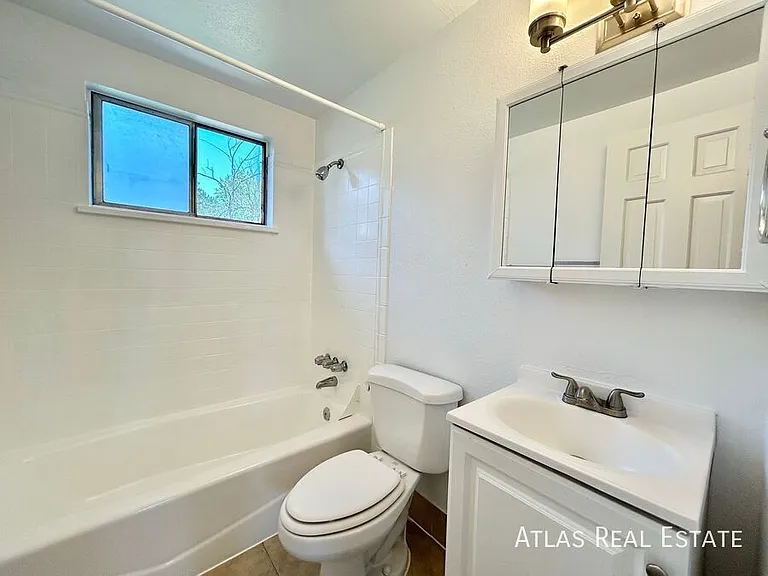 2337 S Locust St #C — Photo 10