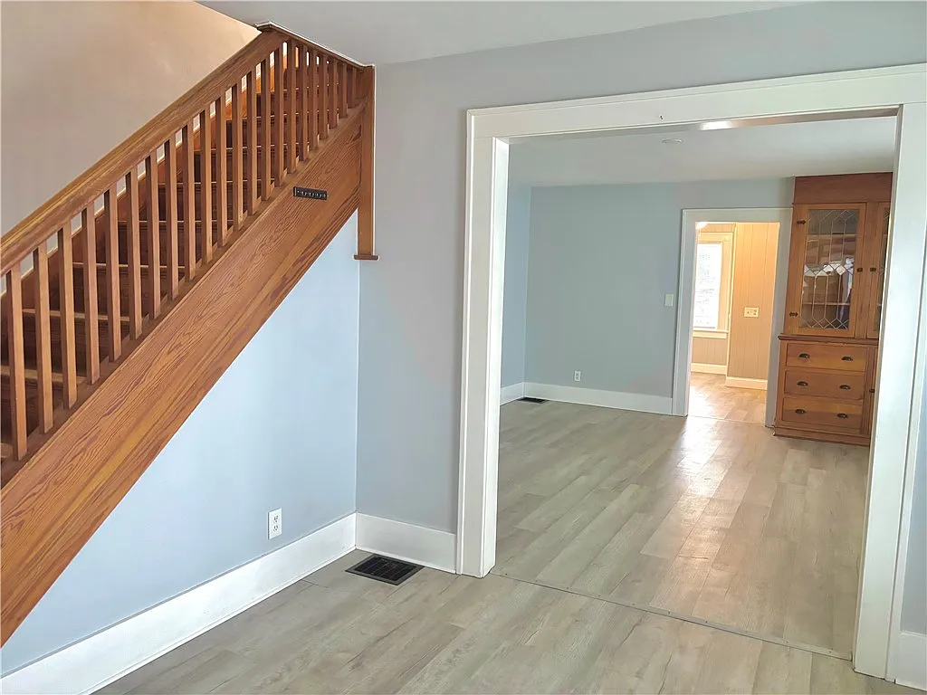3 bed, 1.0 bath, 2216 sqft, $1,500 — Photo 2