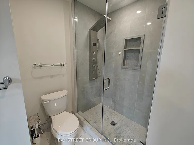 256 Glenashton Dr — Photo 12