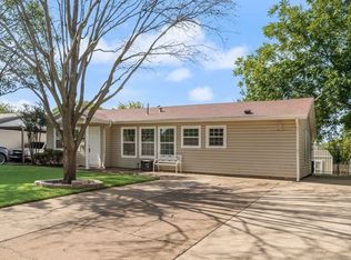 121 Dallas Dr, Euless, TX 76039